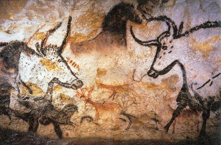 Representacin de urogallos, caballos y ciervos en las cuevas de Lascaux en el departamento de Dordogne en el suroeste de Francia. Los dibujos son el esfuerzo combinado de muchas generaciones y de una edad estimada en alrededor de 17.000 aos.