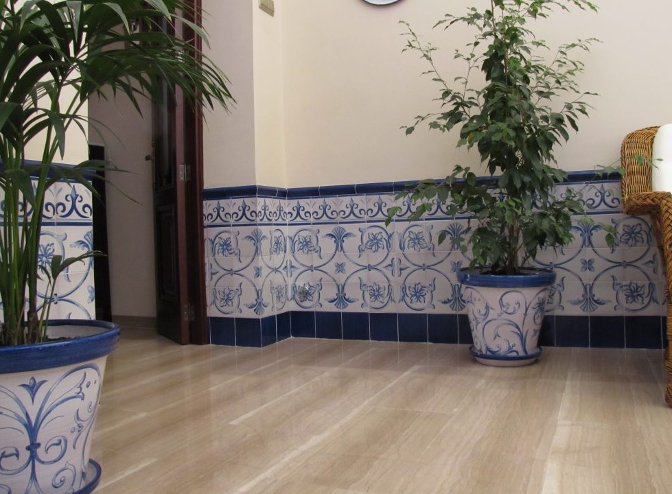 Alizar o alicer: friso de azulejos que adorna la parte baja de las paredes.