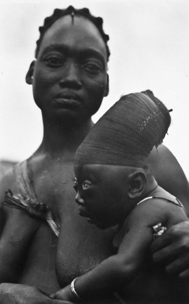 Tener una parte trasera de la cabeza alargada era uno de los ideales de belleza femenina de la etnia Mangbetu. Esta formacin del crneo se lograba envolviendo firmemente las cabezas de los bebs desde su nacimiento.