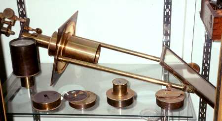 El microscopio solar y sus accesorios fueron fabricados por Jules Duboscq de Pars, y fueron entregados a la Universidad de Vanderbilt en 1875 y 1876