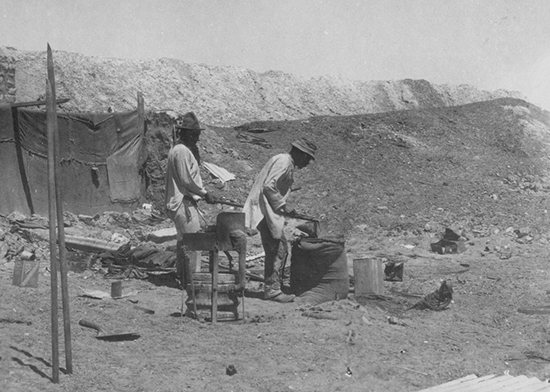Pirquineros trabajando en la montaa, Circa, 1940. Fuente: Archivo Fotogrfico Museo Histrico Nacional.
