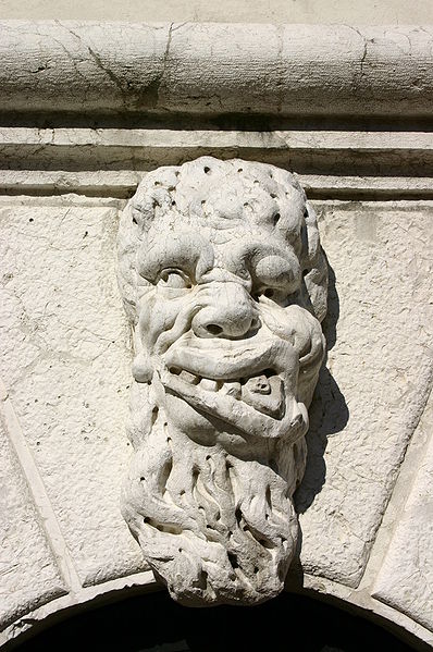 Venecia, mscara barroca con caricatura de hombre con rictus facial. Est situado en la base del campanario de Santa Mara Formosa. Foto de Giovanni Dall Orto, 2 de julio de 2006.