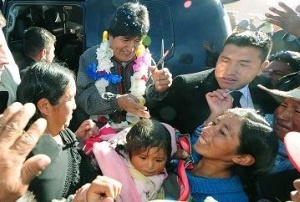 Rutucu o rutucha practicada por el presidente de Bolivia a una nia.