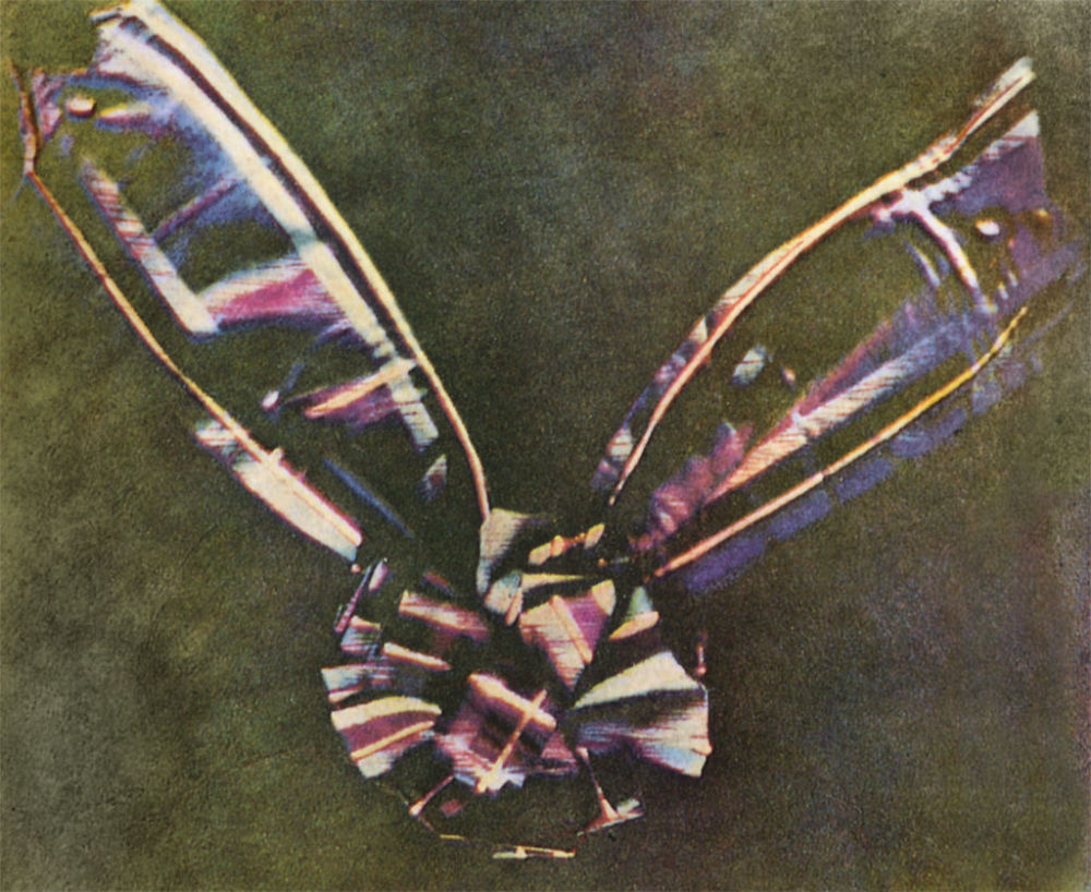 La primera fotografa en color hecha por el mtodo de tres colores sugerido por James Clerk Maxwell en 1855, tomada en 1861 por Thomas Sutton. El tema es una cinta de colores, generalmente descrita como una cinta de tartn.