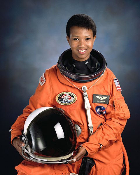 La Especialista de Misin Mae Jemison, mdico e ingeniero qumico, sirvi en el transbordador espacial Endeavour (STS-47).