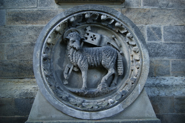 Relieve en la capilla del cementerio en Dresden-Striesen: Agnus Dei