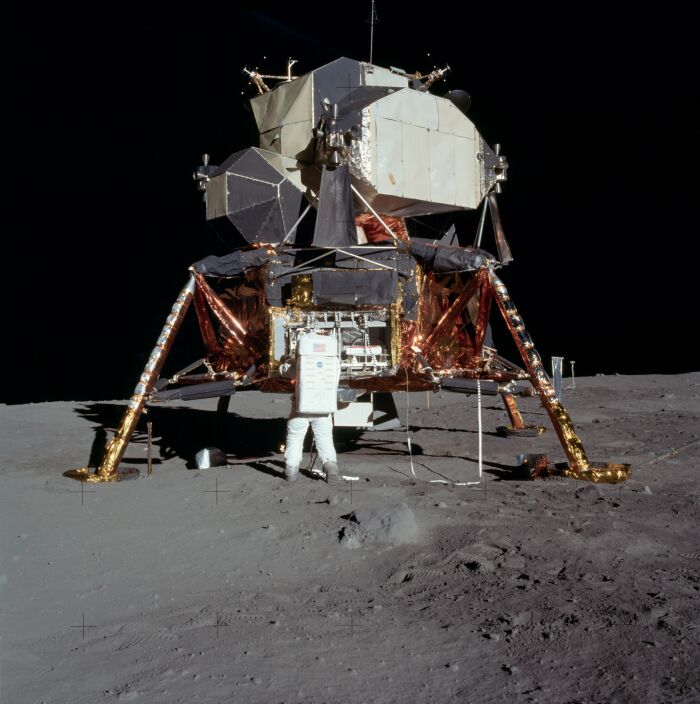 La nave espacial Apollo 11 fue puesta en rbita lunar con perilunio a 68 millas y apolunio a 195 millas sobre la superficie de la Luna