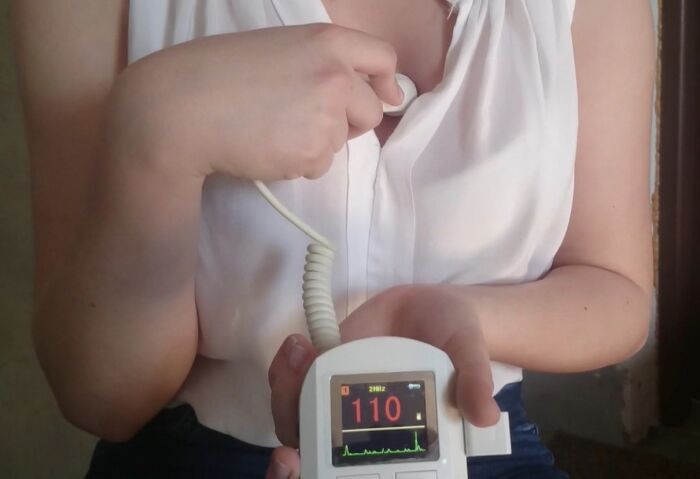 Estudiante de 16 aos que usa un Doppler fetal Sonoline C para escuchar su propio corazn.