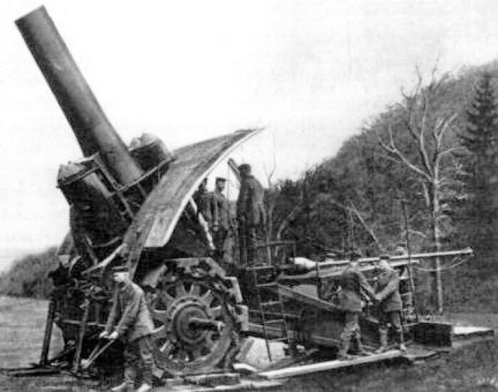 Gran Bertha: Fotografía de propaganda de un prototipo emplazado del obús Big Bertha.