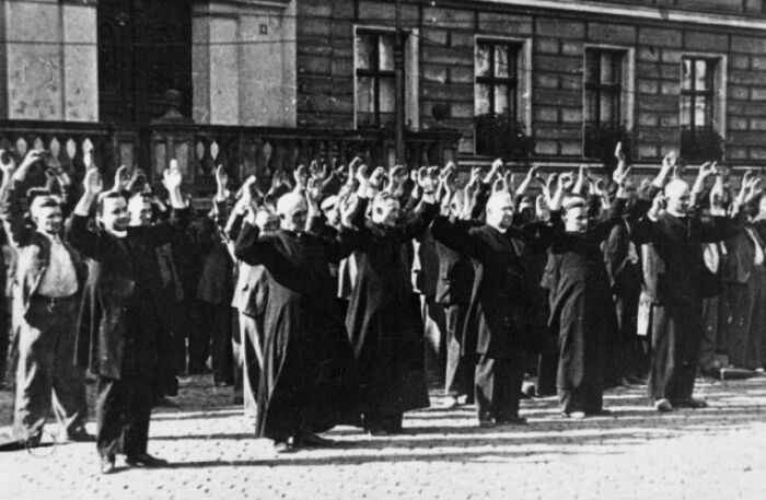 Ejecucin pblica de sacerdotes catlicos y civiles en Polonia (1939)