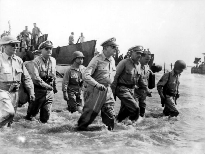 El General Douglas MacArthur durante el desembarque en Leyte, en Filipinas.