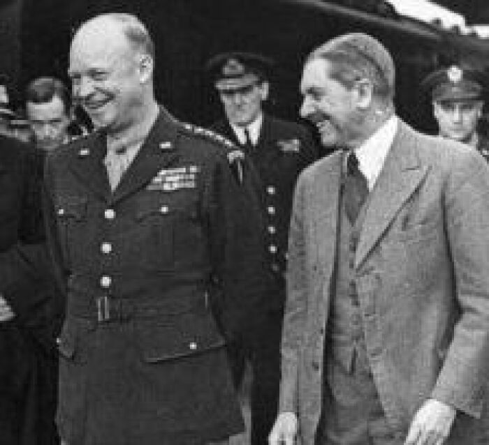 Cinco primeros ministros de la Commonwealth y el comandante supremo aliado en Europa, el general Dwight D. Eisenhower del ejrcito de los Estados Unidos, fotografiados en algn lugar de Inglaterra durante una parada del tren que los llevaba a inspeccionar las tropas aliadas justo antes del desembarco de Normanda.