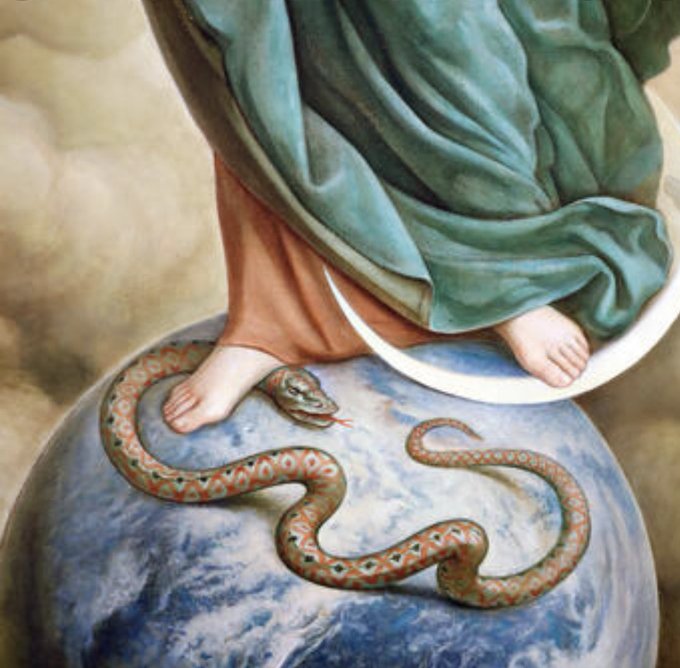 Virgen María pisando la cabeza de la serpiente.
