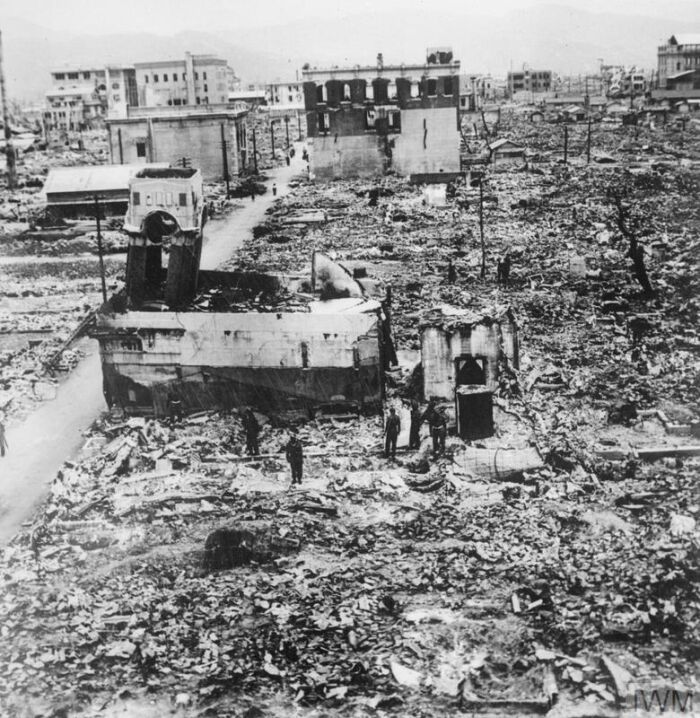 Soldados indios deambulan por las ruinas de una iglesia en la destruida Hiroshima, junio de 1946.