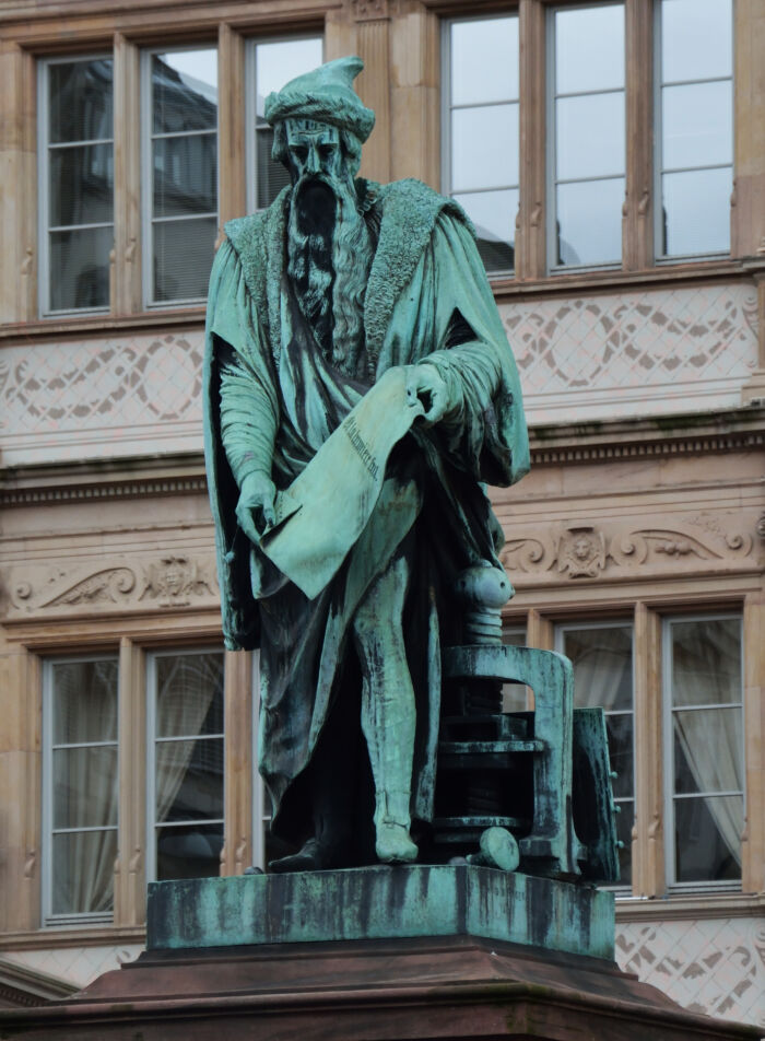 Estatua de bronce de Johannes Gutenberg por David d'Angers (1788-1856) que se puede ver en la plaza Gutenberg, Estrasburgo