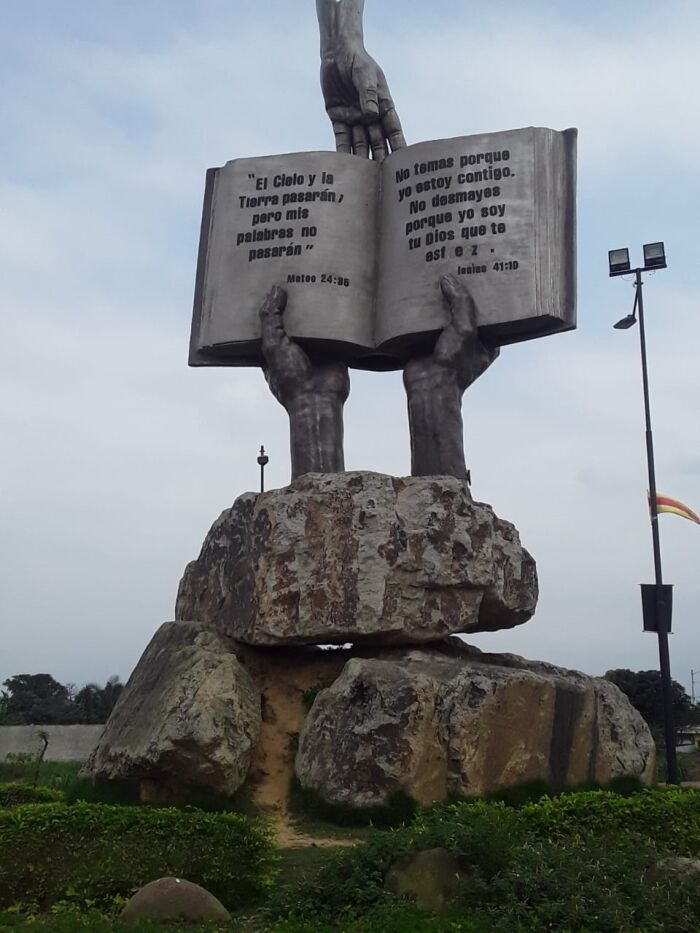 Monumento a La Biblia