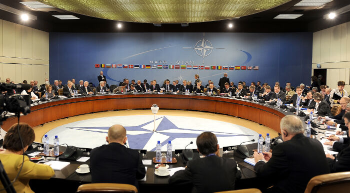 El Secretario de Defensa de Estados Unidos, Robert M. Gates, y otros miembros de los Ministros de Defensa y Relaciones Exteriores de la OTAN se renen en la sede de la OTAN en Bruselas, Blgica, el 14 de octubre de 2010, para brindar orientacin poltica para la reunin de noviembre de Jefes de Estado y de Gobierno aliados en la Cumbre de la OTAN en Lisboa, Portugal.