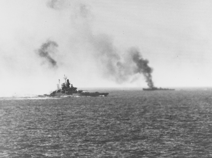 El acorazado estadounidense USS Tennessee (BB-43) y el destructor USS Zellars despus de que ambos buques fueran atacados por kamikaze durante la batalla de Okinawa en marzo de 1945.