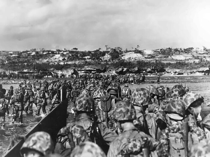 Los infantes de marina del 10 Ejrcito de los EE. UU. Vestidos de batalla de camuflaje salen de una lancha de desembarco para establecer una cabeza de playa, el 31 de marzo de 1945 en Okinawa, la ms grande de las islas Ryukyu (Loochoo), a 375 millas de Japn.