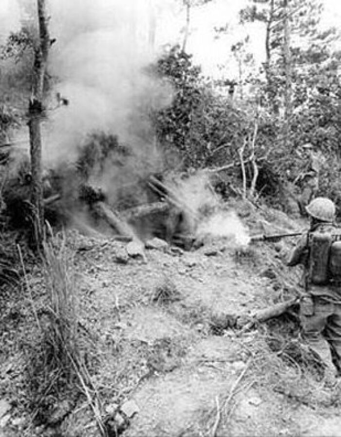 Lanzallamas utilizado por los marines para limpiar agujeros durante la batalla de Okinawa (1945).