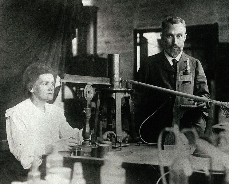 Pierre y Marie Curie en su laboratorio de Pars, antes de 1907.