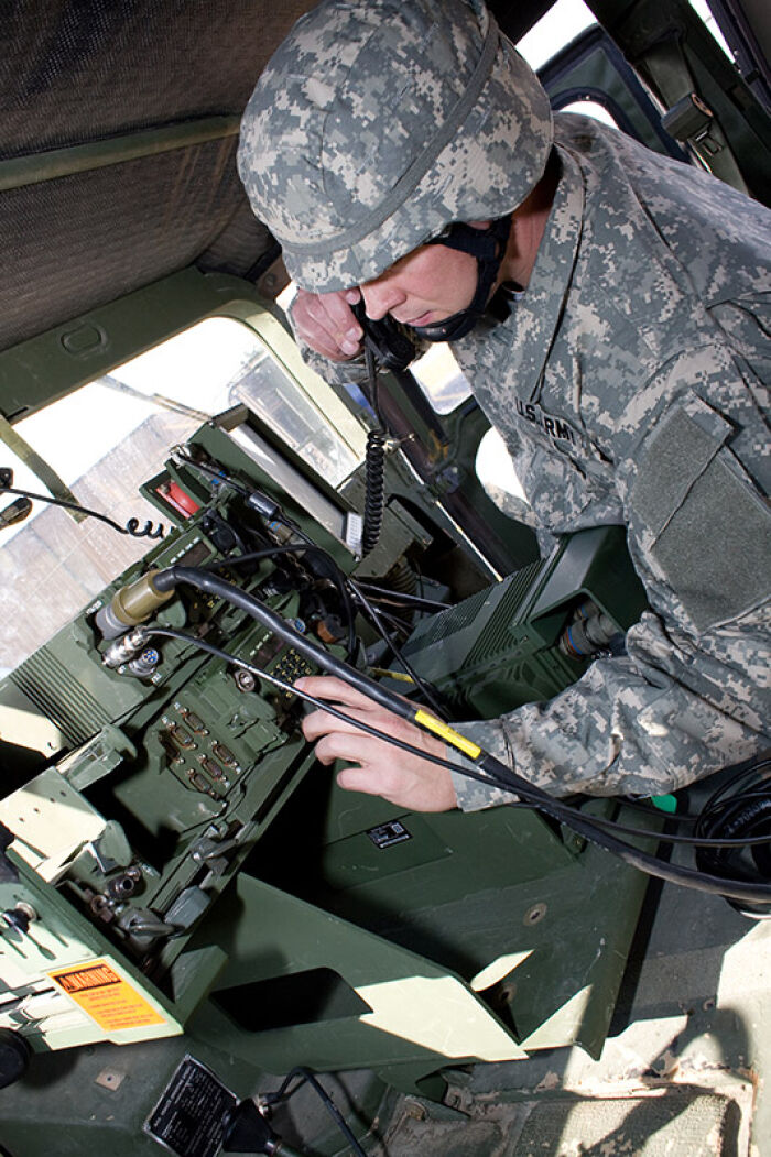 Un SINCGARS se opera desde dentro de un HMMWV