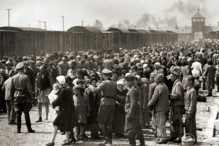 Seleccin de presos en Auschwitz II-Birkenau (mayo-junio de 1944). Los que se enviaban a la derecha eran asignados a trabajos forzados, los de la izquierda iban a las cmaras de gas