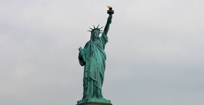 La Estatua de la Libertad porta una antorcha en su brazo