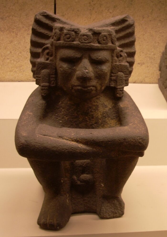 Escultura de piedra que representa la figura sentada de Xiuhtecuhtli, el dios azteca del fuego. 1325-1521 d.C. Museo Britnico, Londres