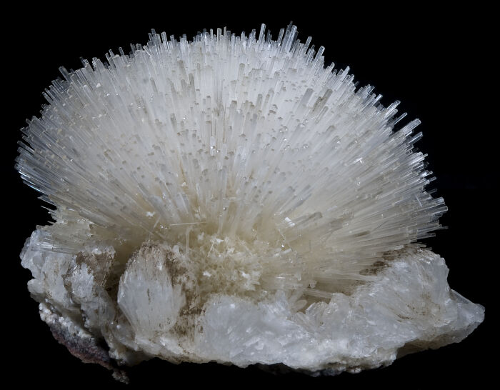 Natrolito que muestra cristales aciculiformes