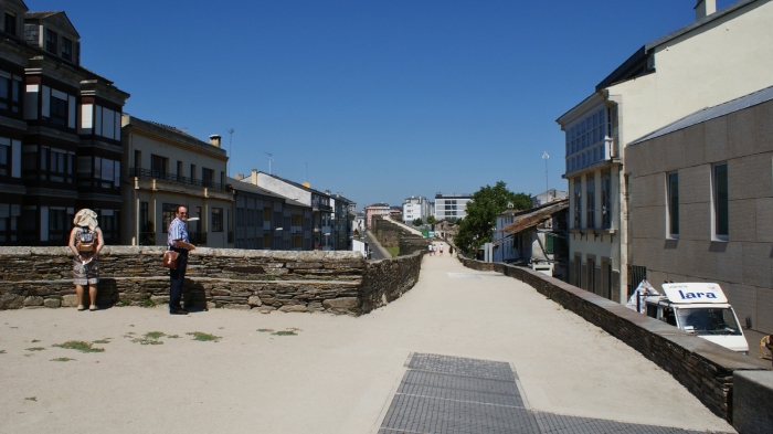 Parte del adarve de la muralla, desde la Porta de Santiago. Muralla Romana de Lugo, Galicia