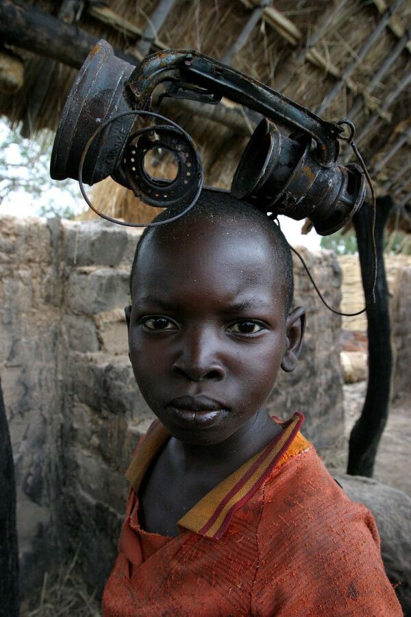 Un nio jugando con una lmpara quemada - en la ciudad de Birao, Repblica Centroafricana
