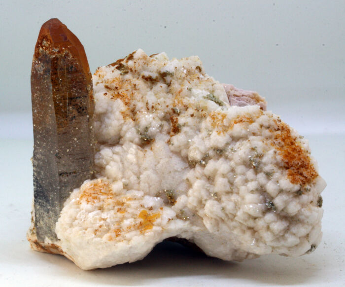 Cristal de cuarzo sobre un grupo de cristales de albita. Canteras de granito de Porrio (Pontevedra), Espaa