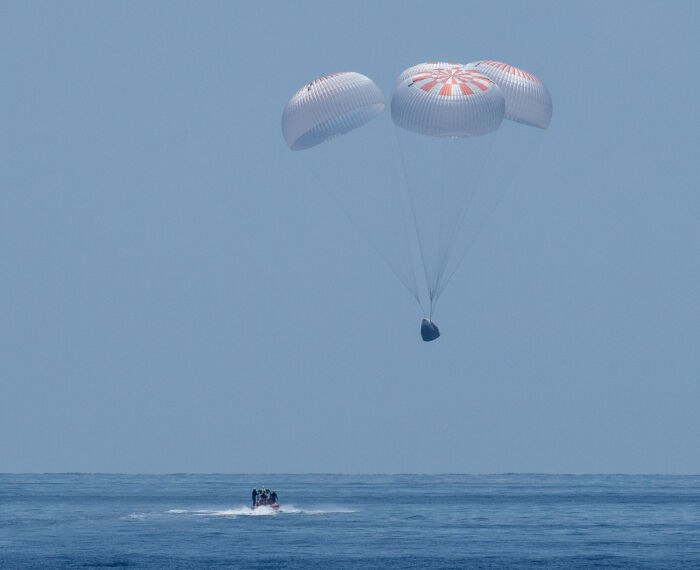 Amerizaje de la cpsula Crew Dragon Endeavour durante la misin SpaceX Demo-2