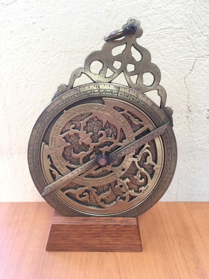 Ejemplo de un astrolabio rabe