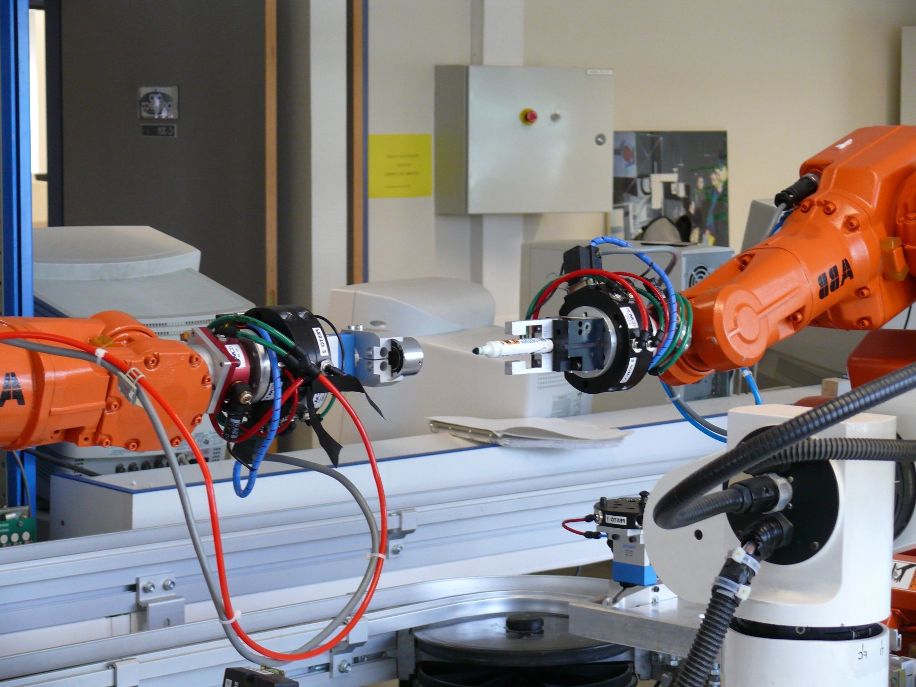 Automacin industrial a travs de robots.