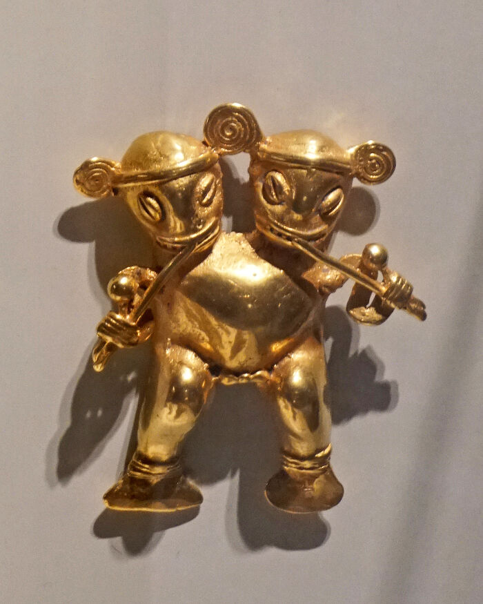 Colgante de oro de una figura humana bicfala tocando maracas y flauta en el Museo del Oro Precolombino, San Jos, Costa Rica. Origen: regin Pacfico Sur (700-1550 d.C.).