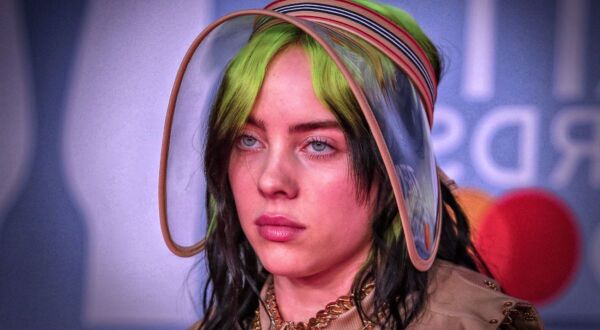 La cantante Billie Eilish tiene una peculiar forma de vestir.