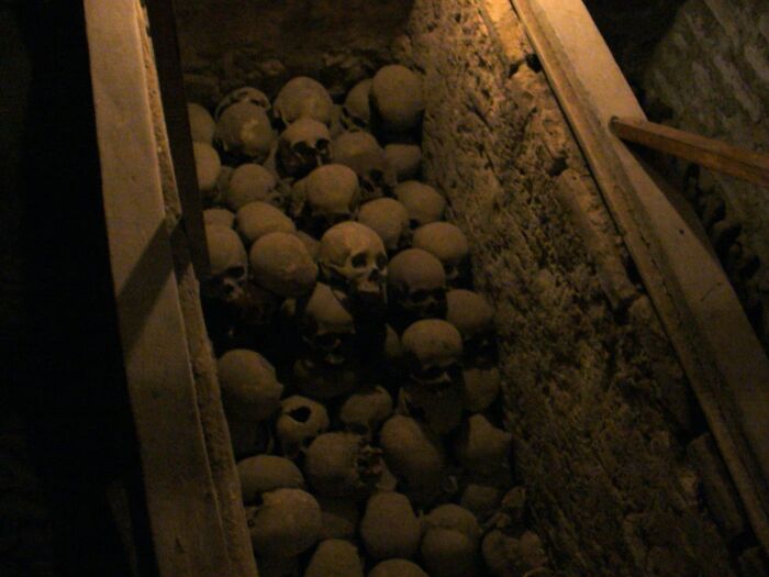 Los primeros habitantes de Lima fueron enterrados bajo tierra en las catacumbas del convento. Se estima que hay huesos de ms de 20 mil personas. 