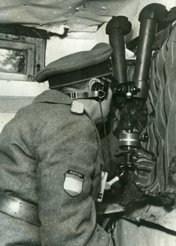 Militar mirando por un antiguo catalejo