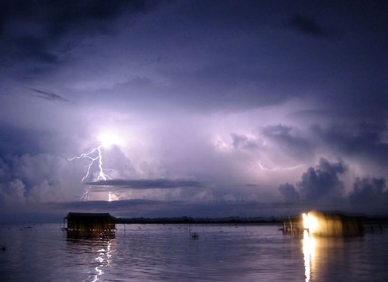 Cataumbo: fenmeno meteorolgico caracterizado por la aparicin de mltiples relmpagos de forma continua, visible en la cuenca del lago de Maracaibo en Venezuela, principalmente en la zona sur de dicho lago y en la cuenca inferior del ro Catatumbo.