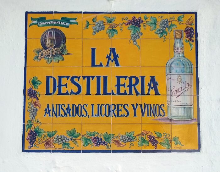 Azulejo decorativo que puede verse en una destilera de ans, licores y vinos de Cazalla de la Sierra, provincia de Sevilla, Andaluca, Espaa