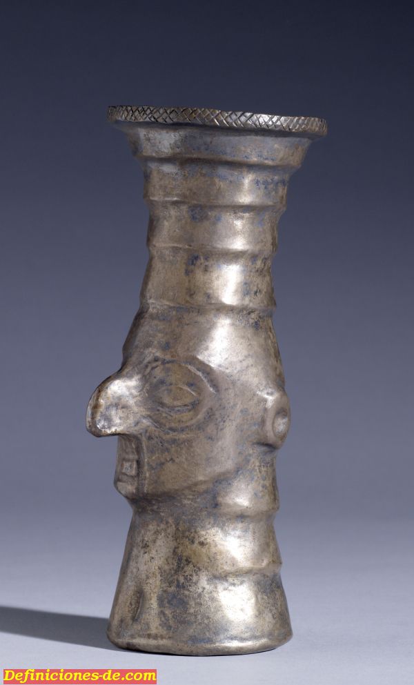 Copa de plata en forma de rostro humano, con nariz prominente, ojos y orejas, de la cultura Chim de la costa norte del Per (1100-1470)