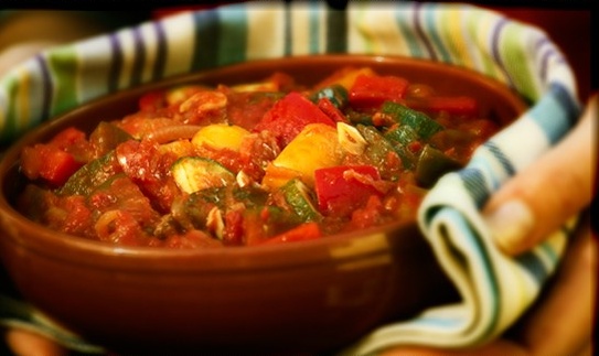 Pisto: fritada de pimientos, tomates, huevo, cebolla o de otros alimentos, picados y revueltos. Es un plato tradicional de la cocina espaola