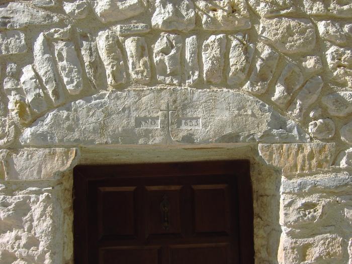 Cuairn de una puerta, con fecha de 1653, en Samitier