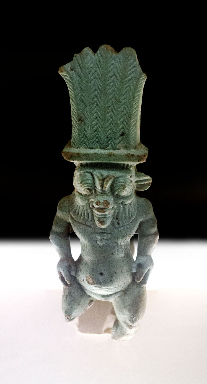 Bes, o su contraparte femenina Beset, es una deidad protectora de la mitologa egipcia
