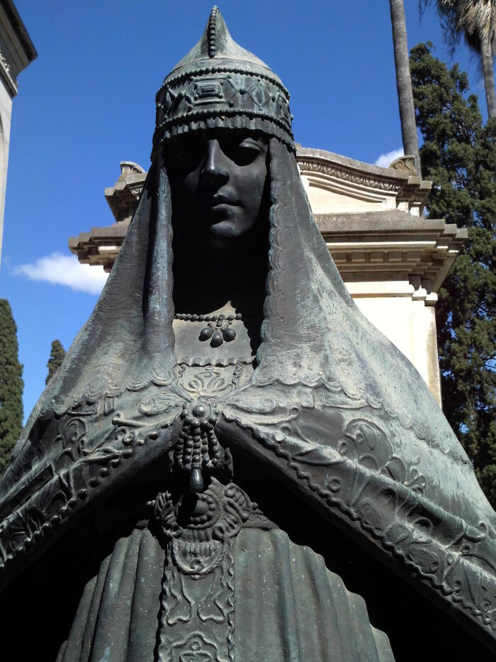 Estatua basada en el cuadro El triunfo de la dogaresa en la tumba del pintor Jos Villegas (18441921)