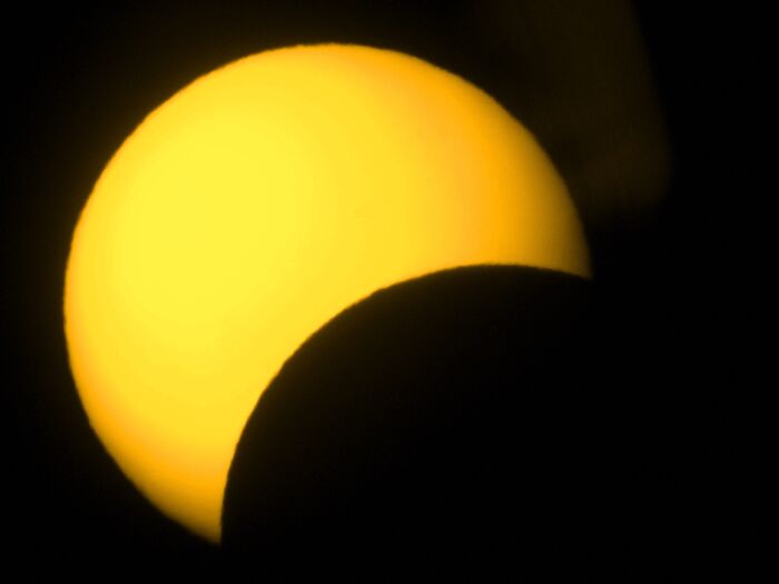En un eclipse parcial de Sol la Luna cubre parcialmente al Sol