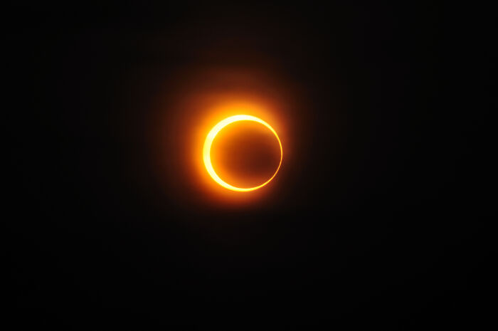 Durante un eclipse solar completo se produce un impresionante oscurecimiento del cielo diurno