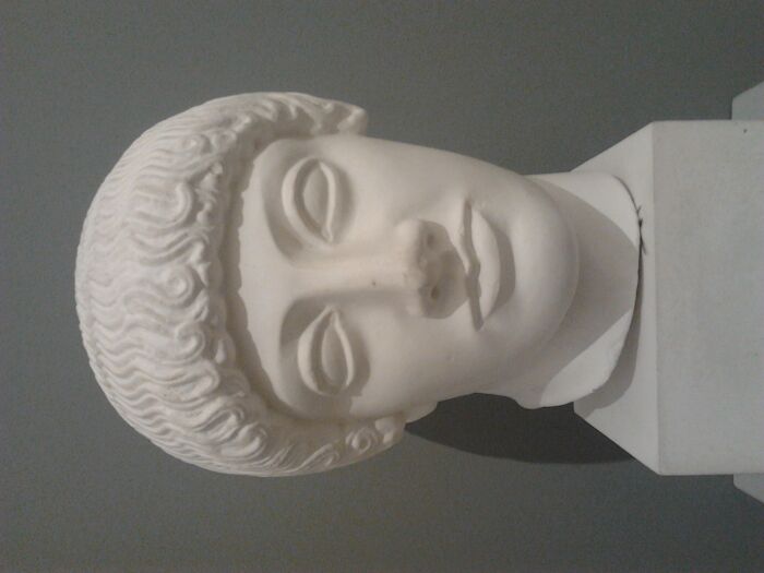 Efebo. Copia de yeso. La escultura original, del siglo V a. C., se encuentra en el Museo de la Acrpolis de Atenas, Grecia